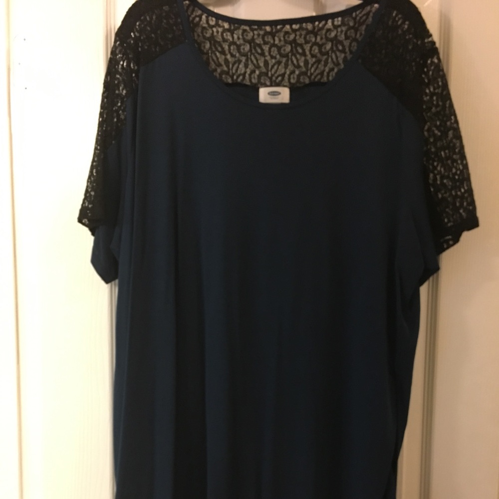 Relaxed Plus-Size Lace Shoulder Tulip Hen Tunic